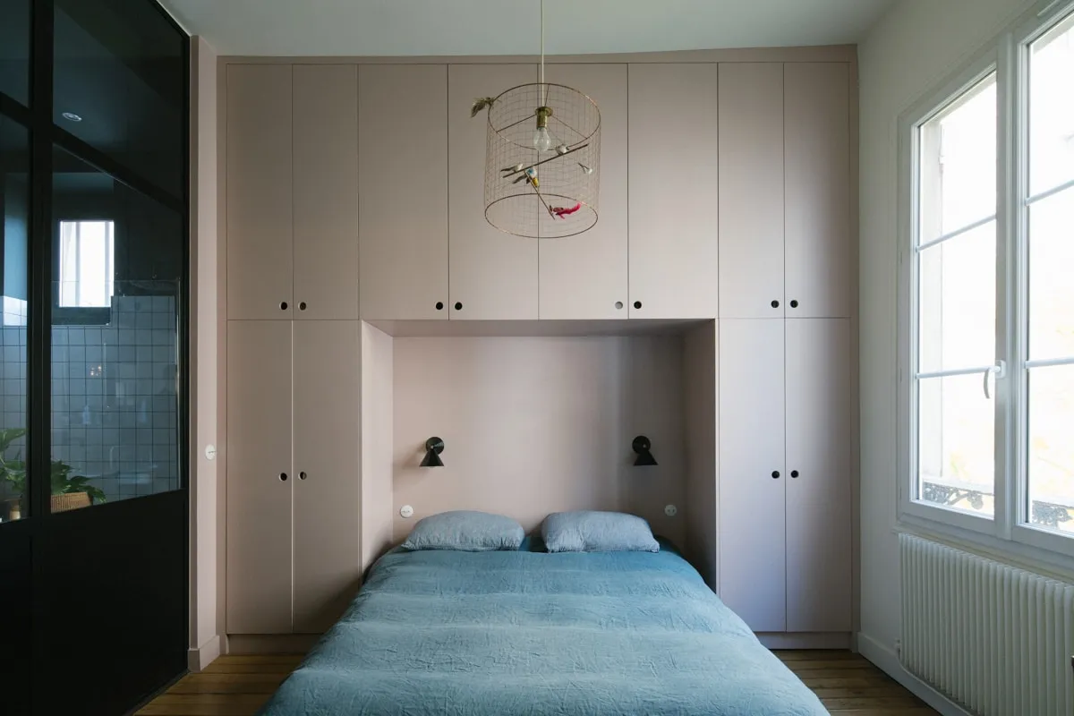 Chambre avec grand rangement sur mesure rose poudré encadrant la tête de lit